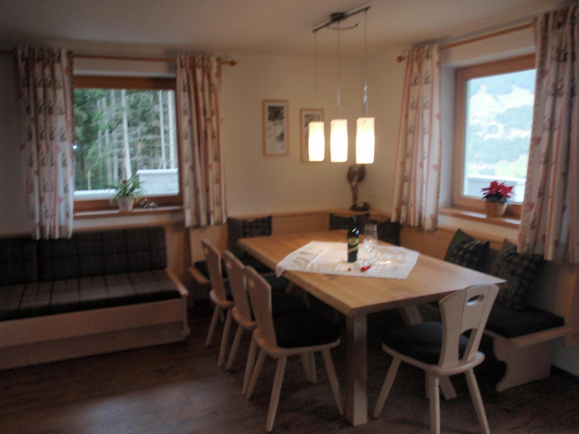 Landhaus Alpenjaeger Hainzenberg Rum bild