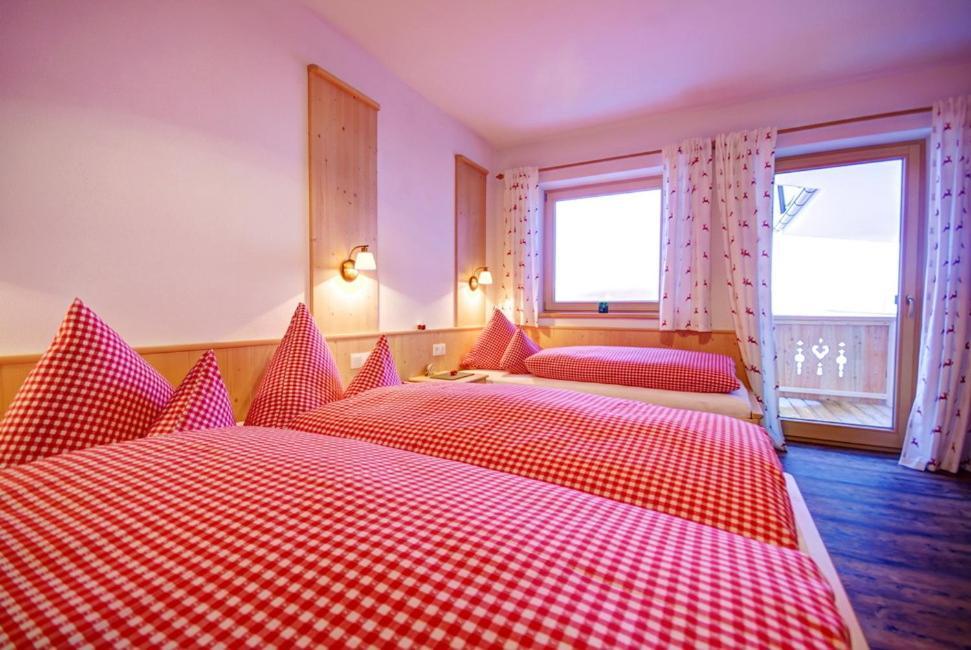 Landhaus Alpenjaeger Hainzenberg Rum bild