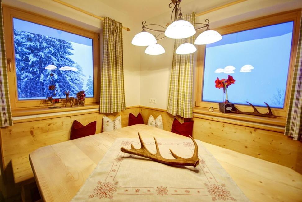 Landhaus Alpenjaeger Hainzenberg Rum bild