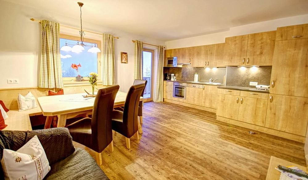 Landhaus Alpenjaeger Hainzenberg Rum bild
